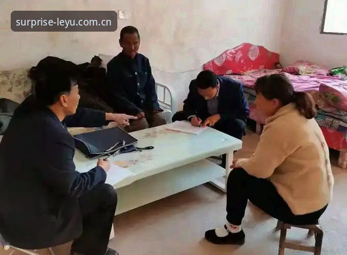 老周是我们小区出了名的“选择困难户”。上周末他在球场边蹲了一下午，手机里同时开着五个界面，一边看文字直播一边跟人语音猜比分。最后他拍了张照片扔到群里：“我就想要一个地方，点进去一眼看清楚，别让我再选了。”他说的“一眼”，不是夸张，是真真切切的视觉感受——图标够大、颜色不刺眼、数据刷新不卡顿。那天晚上他找到了乐鱼官网，第一句话是：“这个入口，对了。”